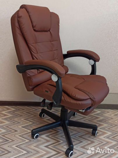 Офисное кожаное кресло руководителя