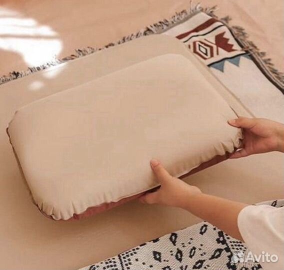 Компактная самонадувающаяся подушка для кемпинга