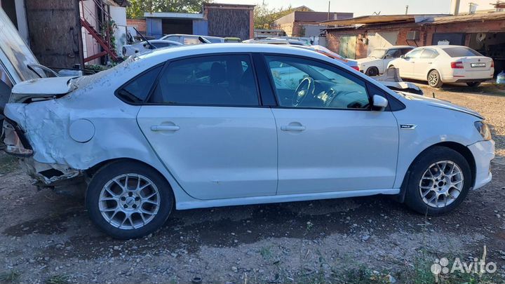 Volkswagen Polo 1.6 AT, 2015, битый, 225 000 км