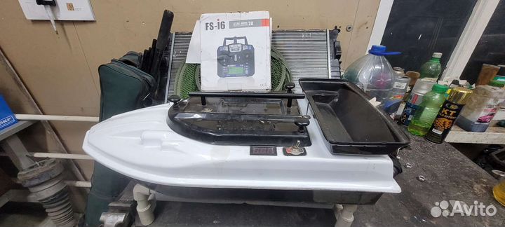 Прикормочный кораблик для рыбалки