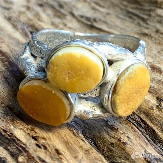 Кольцо с янтарём
