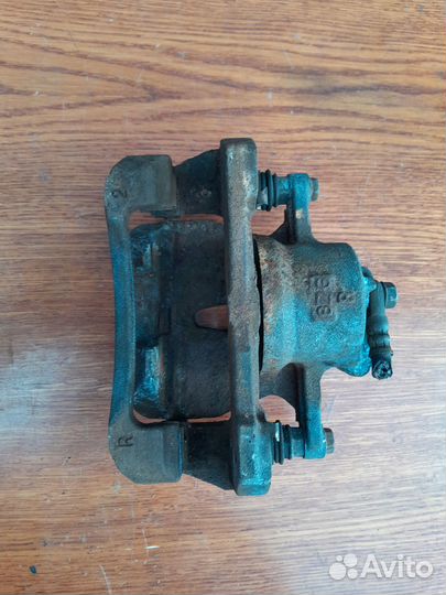 Суппорт передний Toyota Auris 150