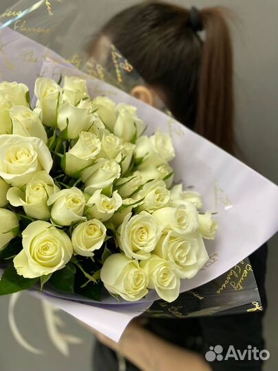 Букет из 35 роз белых Кения 35-40см в матовой бума