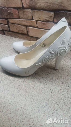 Туфли белые, очень красивые
