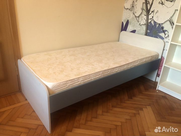 Кровать с матрасом