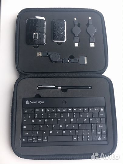 Клавиатура для планшетов В стильном чёрном кейсе
