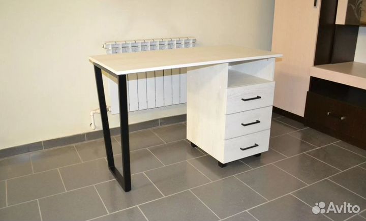 Маникюрный стол в стиле лофт