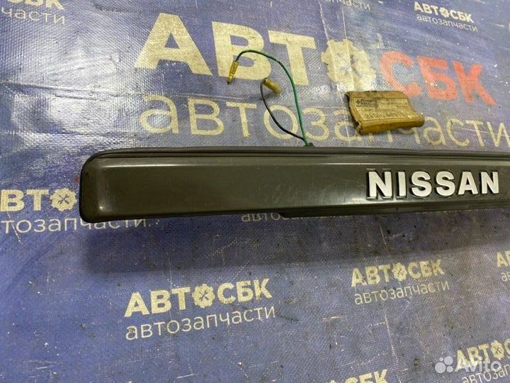 Накладка 5-й двери Nissan Vanette KHC120 LD20