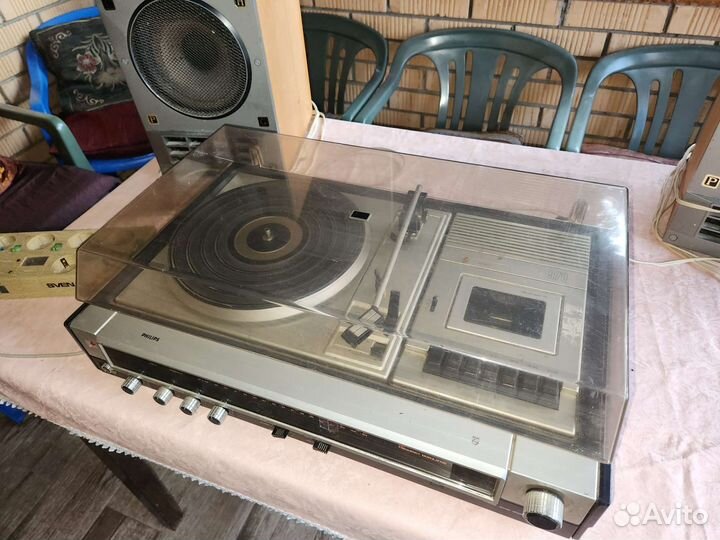 Проигрыватель винила, касетник и радио