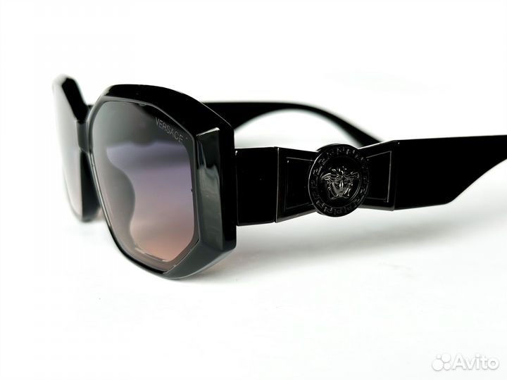 Солнцезащитные очки versace
