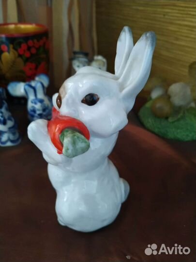 Статуэтка заяц с морковкой