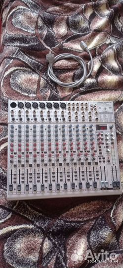 Микшерный пульт behringer
