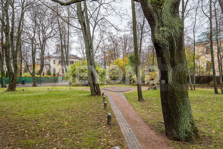 Дом 1285,8 м² на участке 26,8 сот.