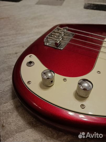 Басс гитара с чехлом и комбо-усилителем