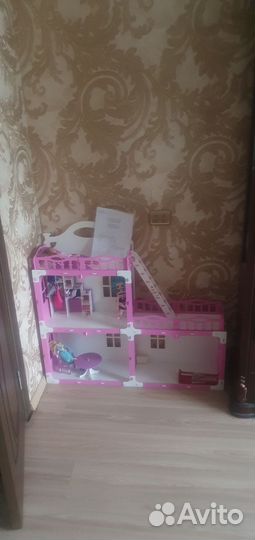 Кукольный домик с мебелью и куклами