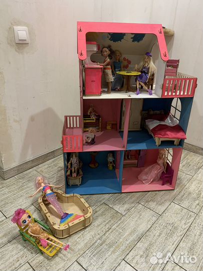 Домик кукольный с мебелью и куклами