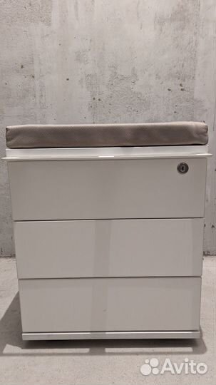 Тумбочка на колесиках с тремя ящиками и замком