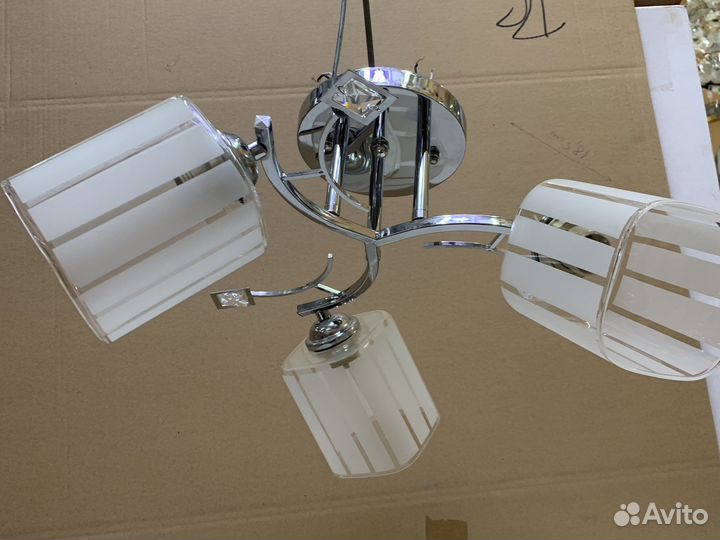 Трех ламповый потолочный светильник