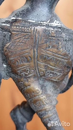 Бронзовая статуэтка Кришна играет на флейте