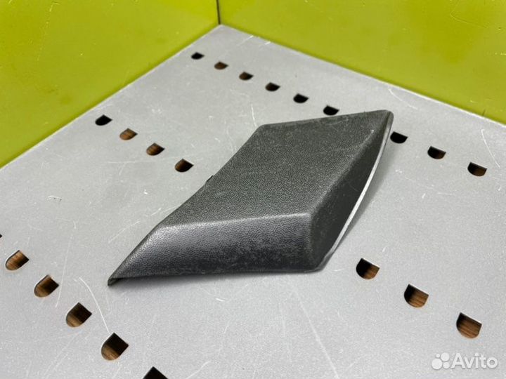 Молдинг на крыло задний левый Volkswagen Passat B3