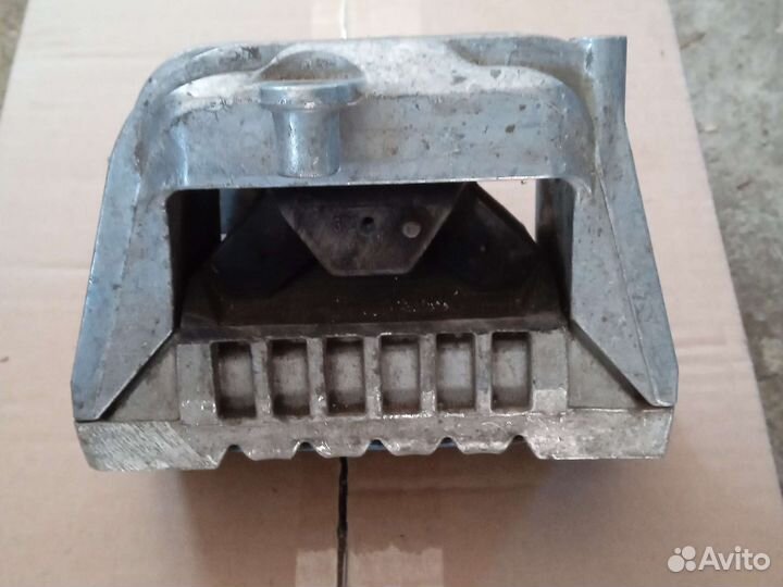 Гидроопора правая VAG