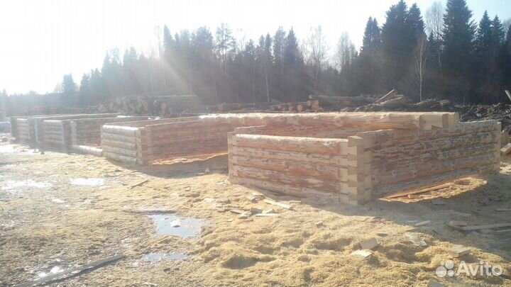 Сруб дома баня из зимнего леса