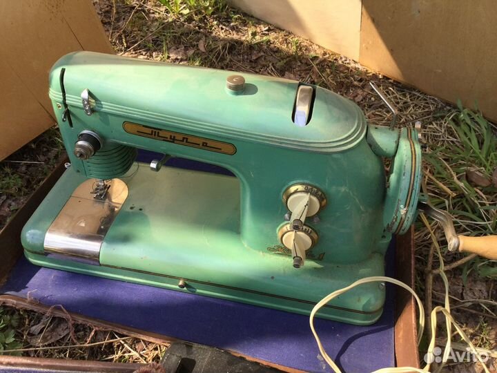 Электрическая швейная машинка