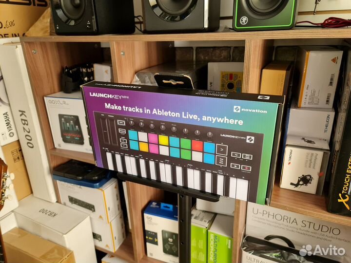 Novation LaunchKey Mini MK3 миди клавиатура