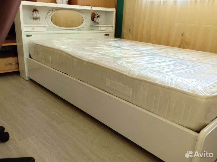 Кровать двухспальная с матрасом бу