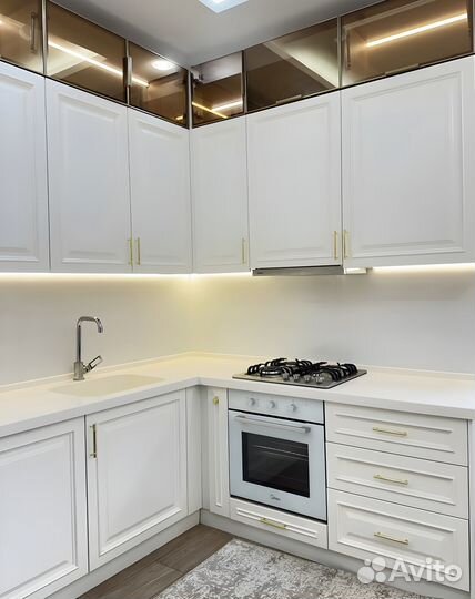 Угловая кухня в потолок