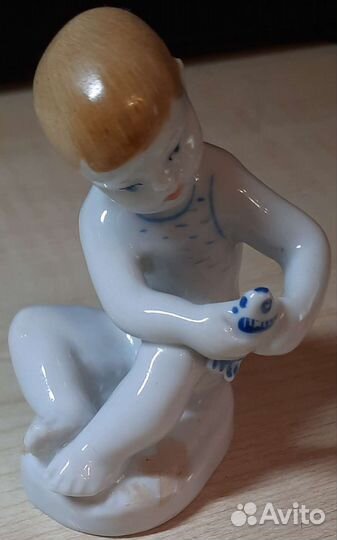 Фарфоровая статуэтка мальчик с рыбкой