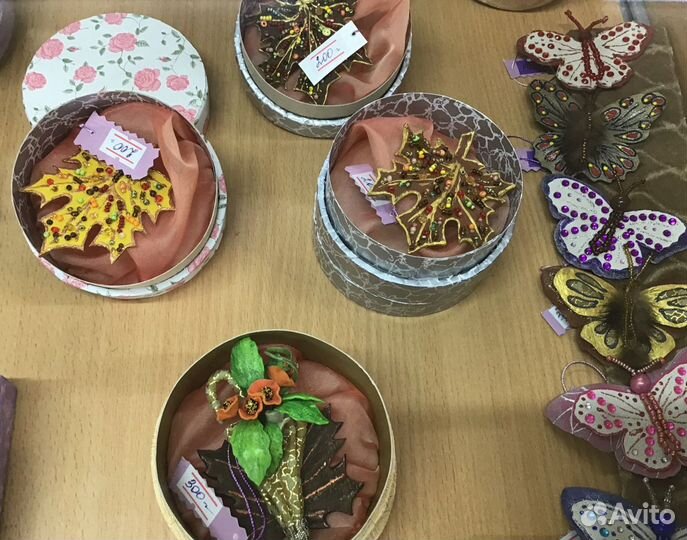 Броши - заколки из кожи с драгоценными и полудраго