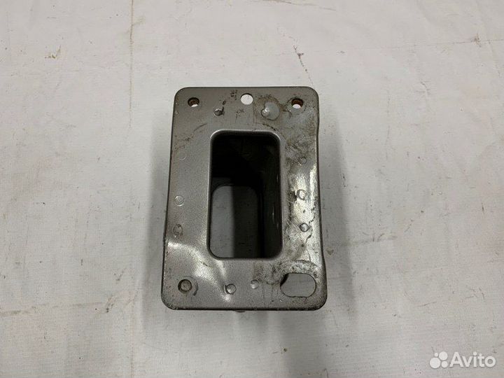 Кронштейн усилителя бампера передний правый Kia