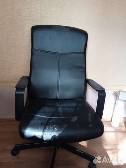 Офисное кожаное кресло бу