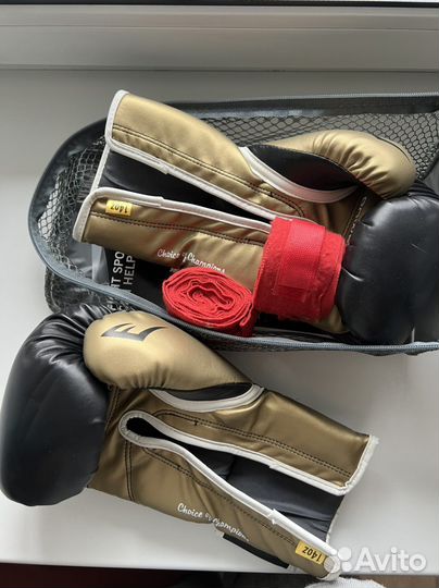 Боксерские перчатки everlast 14 oz золото новые