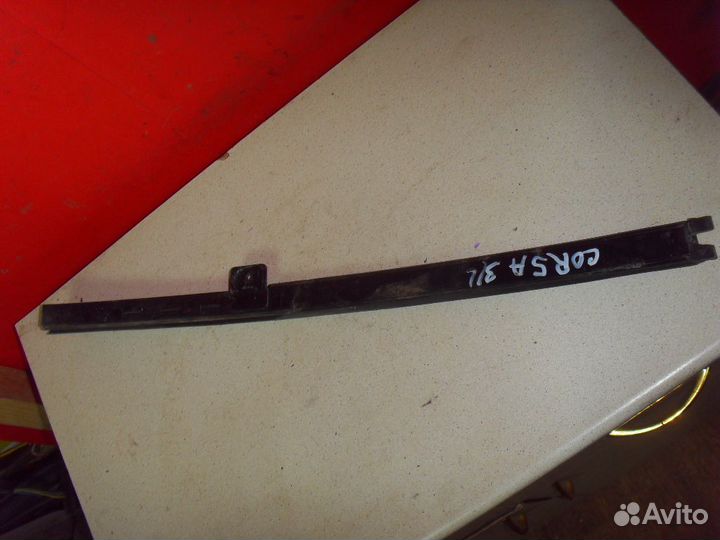 Направляющая стекла двери 13250352 Opel Corsa D