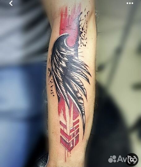 Модель на цветное тату