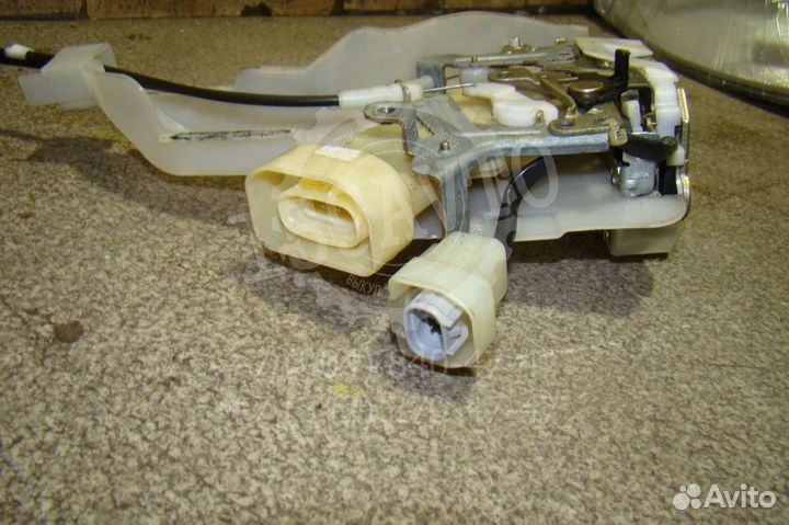 Замок двери задней правой Lexus RX 300 (XU10)