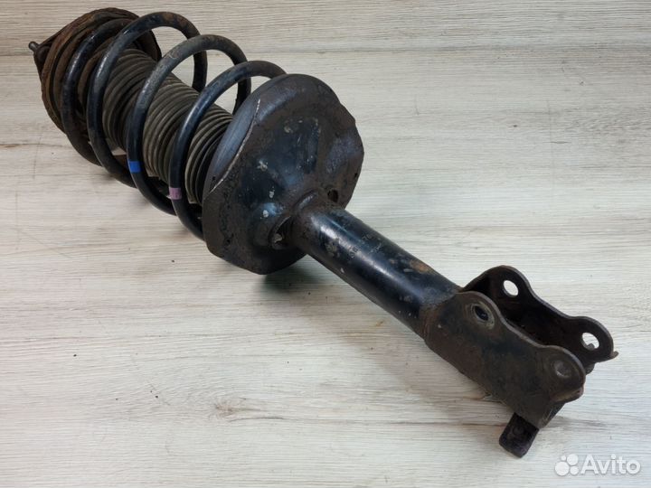 Амортизатор передний левый Nissan Almera N16