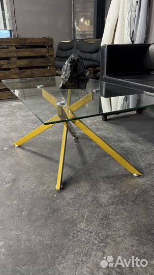 Стеклянный журнальный столик