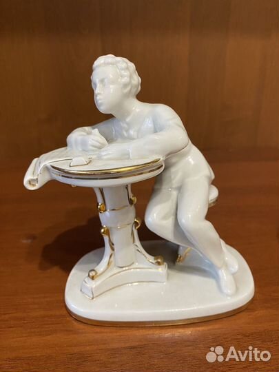 Статуэтка фарфор