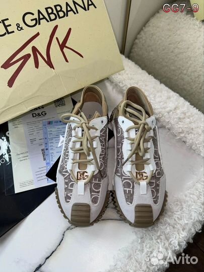 Кроссовки женские