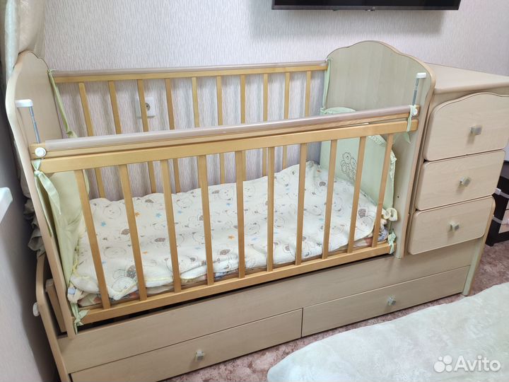Детская кроватка с маятником и комодом
