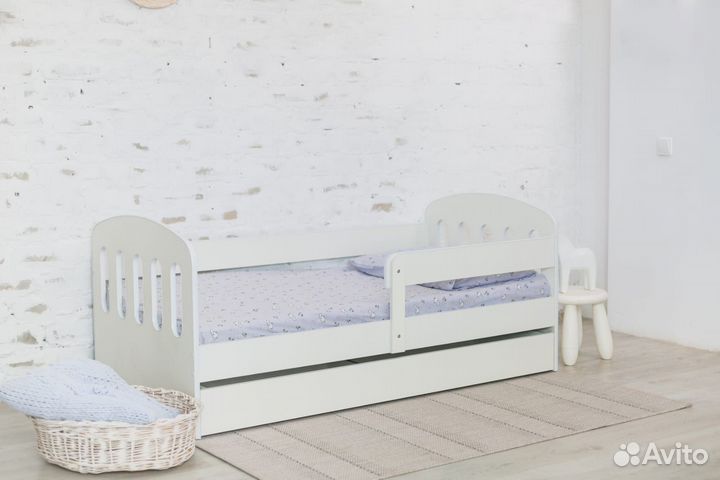 Детская кровать Малыш с ящиком белая