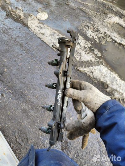 Топливная рампа с форсунками октавия тур 1.6