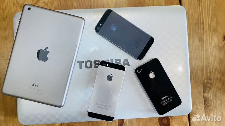 Ноутбук Toshiba, планшет iPad, iPhone 4, 5 и 5s
