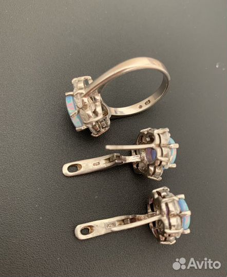 Серебряное кольцо и серьги с опалом