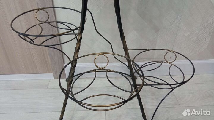 Кованая подставка для цветов