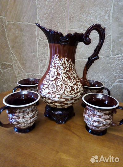 Кувшин с кружечками