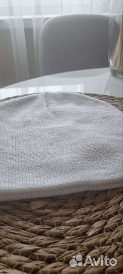 Шапка женская белая весна/осень с серебр. нитью